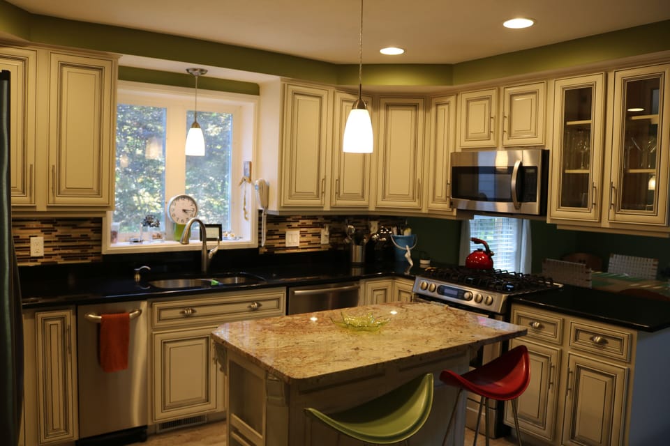 Modern, functional, fully-equipped kitchen.
