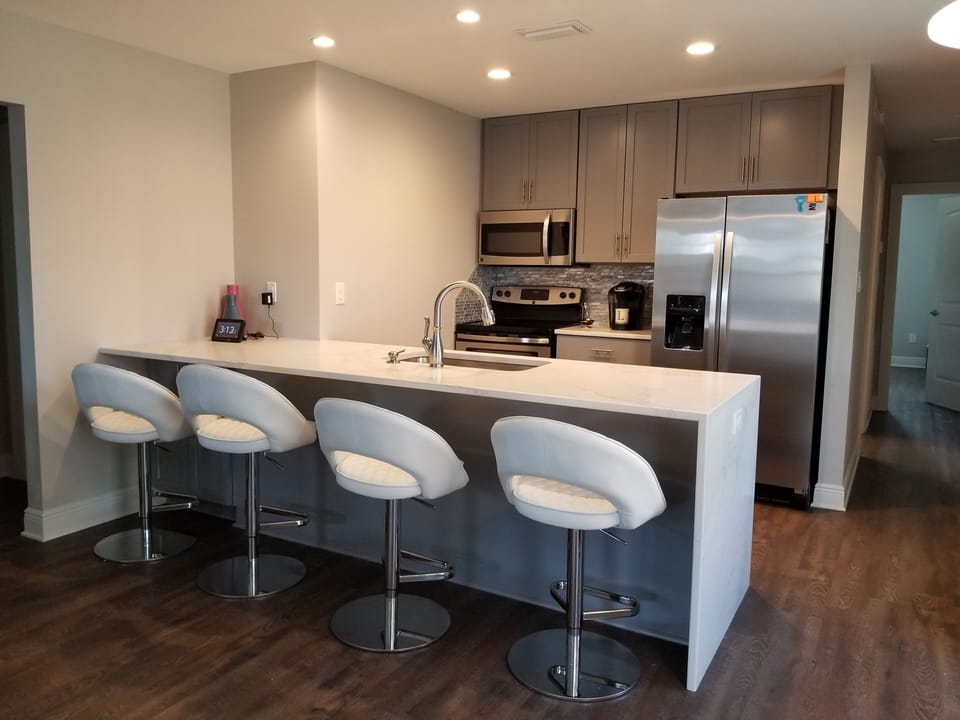 Rotating Bar Stools 
Height Adjustable