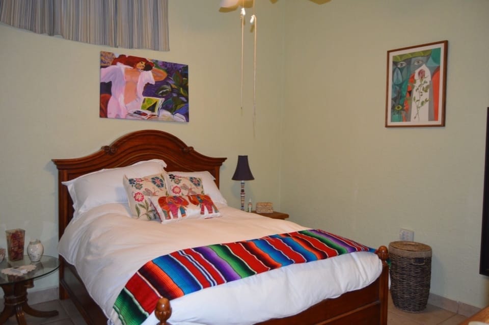 Master bedroom, queen bed