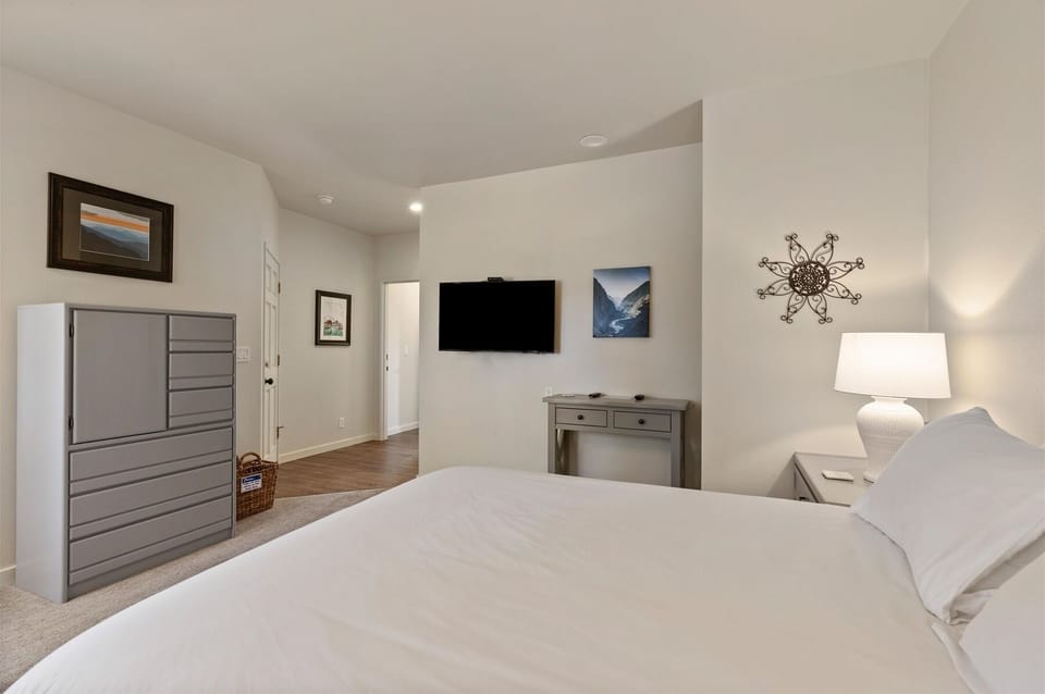 Queen guest suite