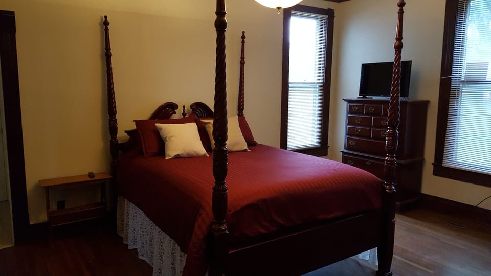 Master Bedroom - Queen