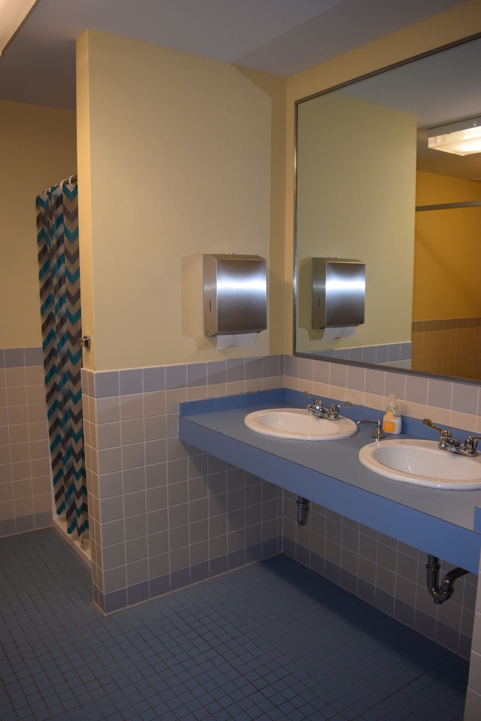 Four full bathrooms in Bluewater Lodge.