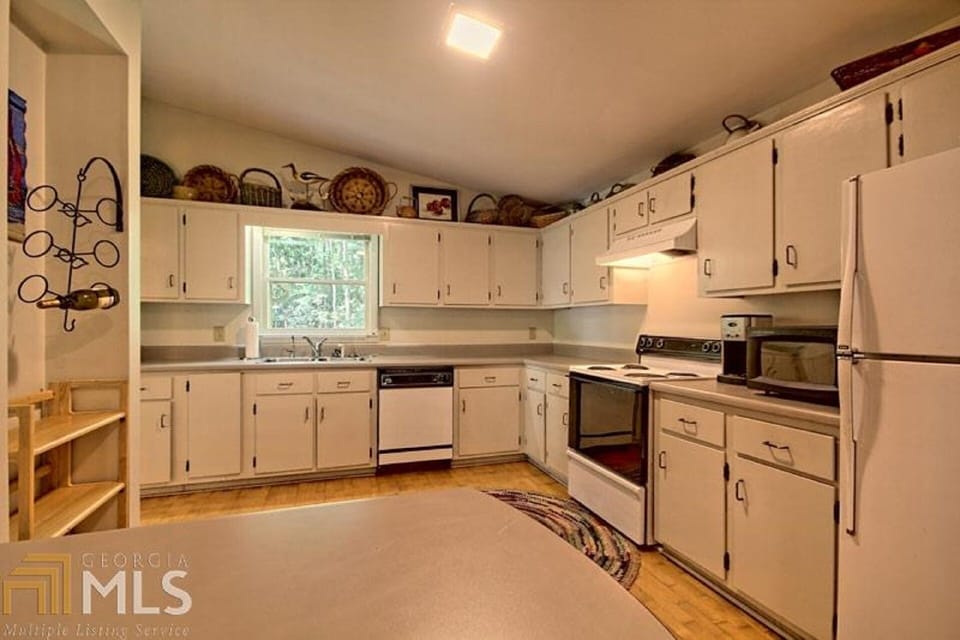 Spacious Kitchen, Stove/ Oven, Refrigerator, microwave, everything your need!