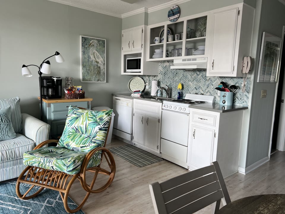 Well stocked kitchen with k cup / regular brew coffeemaker