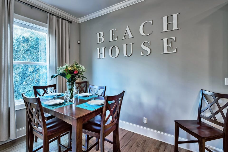 Expandable dining table seats 8 