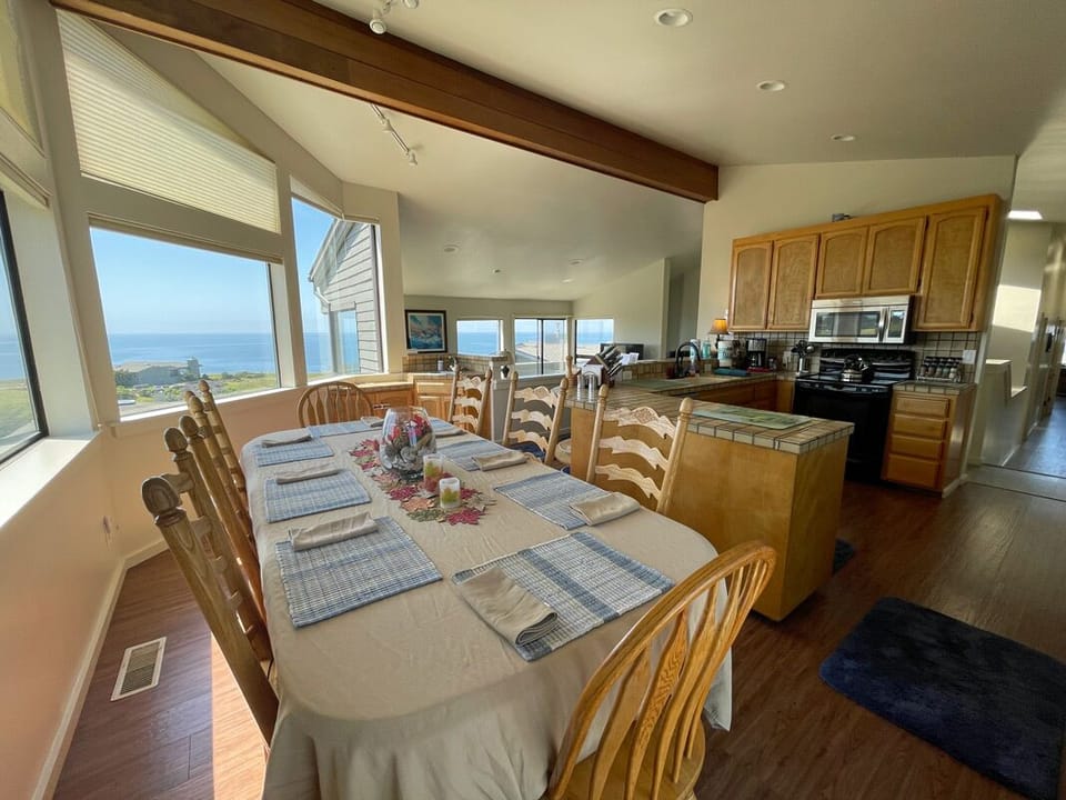 Dining and kitchen looking towards Liv Rm