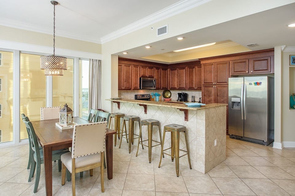 Dining, bar and kitchen area, fully equipped stainless steel appliances, wet bar