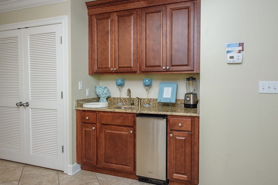 Dining, bar and kitchen area, fully equipped stainless steel appliances, wet bar