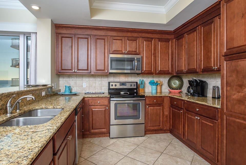 Dining, bar and kitchen area, fully equipped stainless steel appliances, wet bar