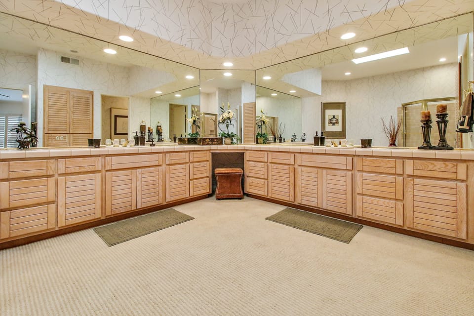 Spacious Master Bathroom. Dual Vanities, Jetted Tub and Enclosed Shower.