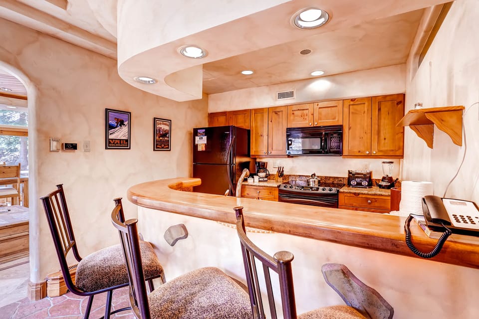 Breakfast bar in fully equipped kitchen