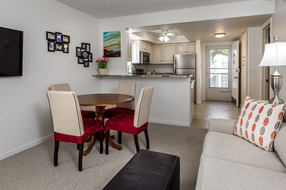 Dining Area with Eat-at Breakfast Counter. 