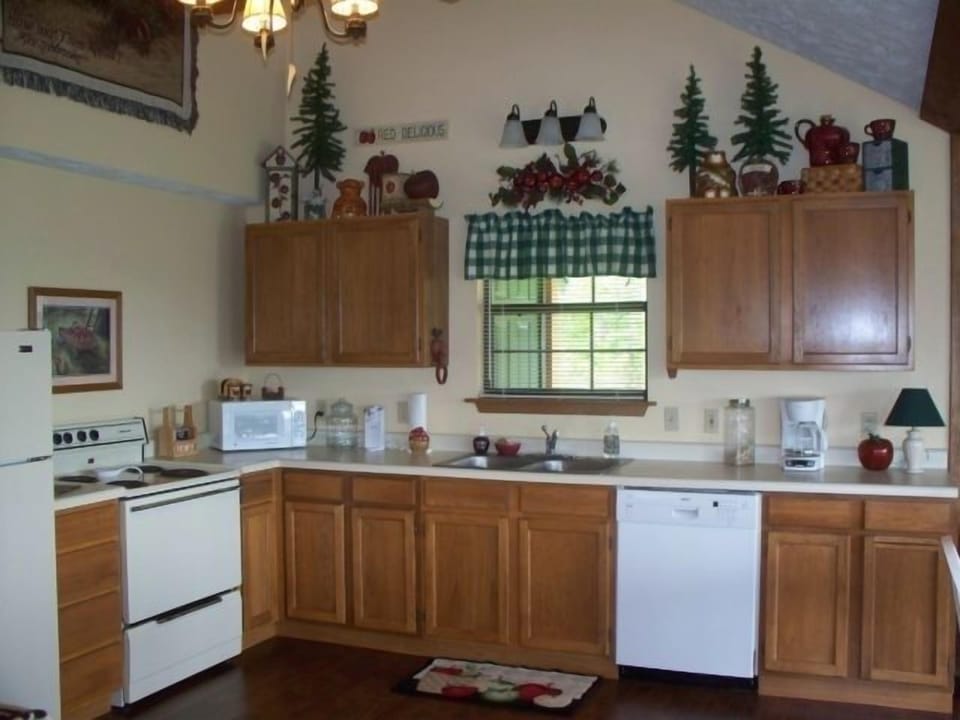 Fully equipped kitchen ready to prepare a snack or a meal