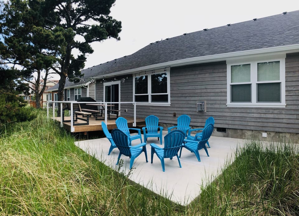 Enjoy the back deck and new paved patio after spending the day at the beach!