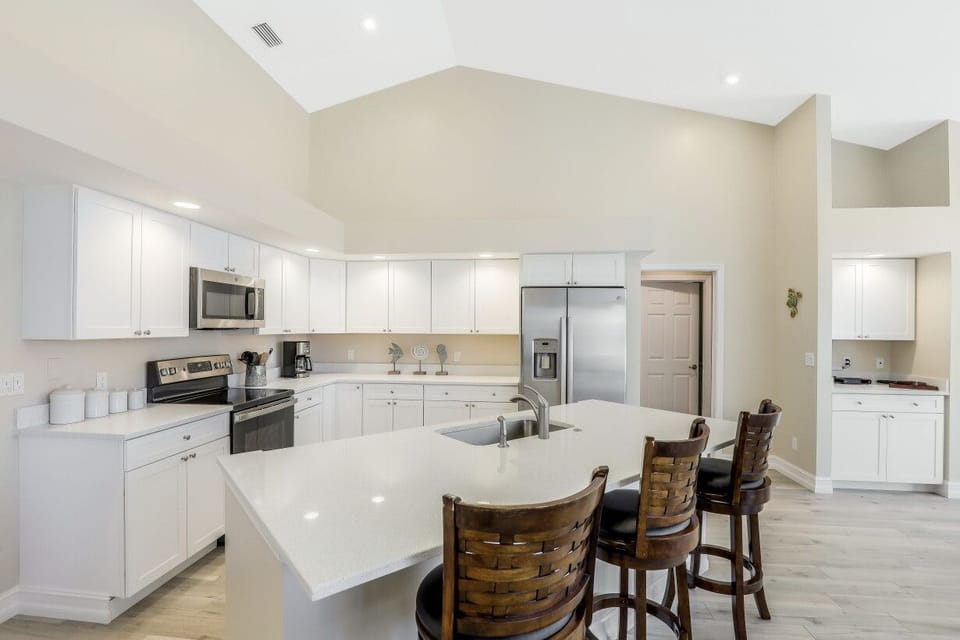 New Kitchen with new cabinets, countertops, and appliances  (2021)
14ft Ceilings