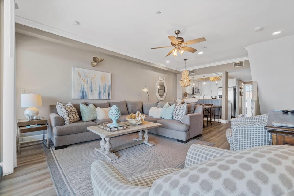 Bright and spacious open concept on main floor w/dining, kitchen, queen bed/bath