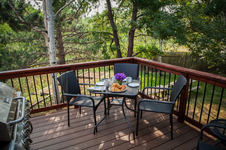 Mountain escape. Elevated deck, perfect for morning coffee & sunrise convos.