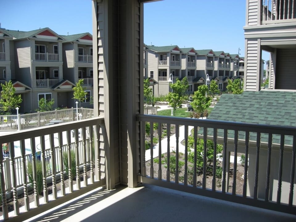 Courtyard has walking paths.