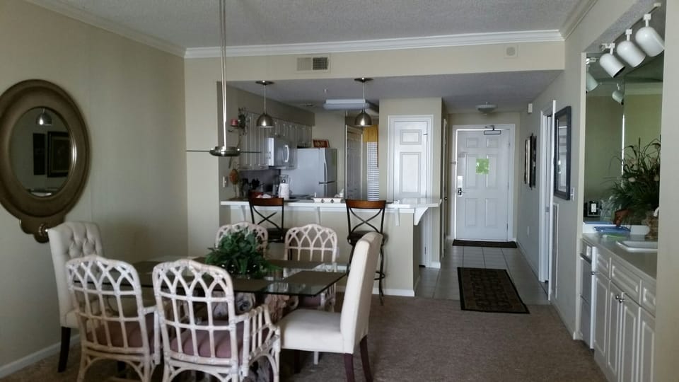 Dining, Kitchen, Wet Bar, Foyer Areas