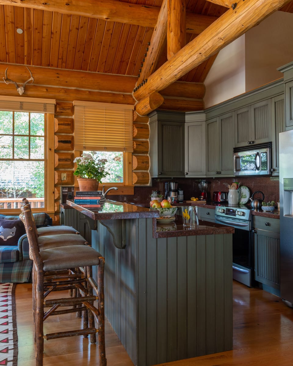 Beautiful fully equipped kitchen with new refrigerator and oven.
