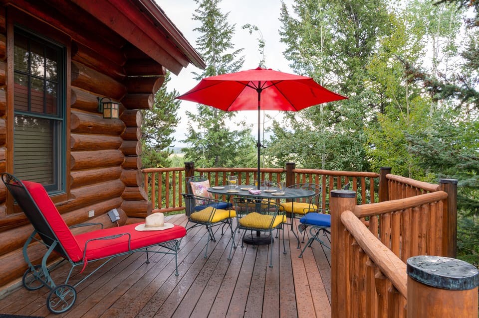 
Beautiful summer/fall deck off the 1st floor great room.  Equipped with grill.