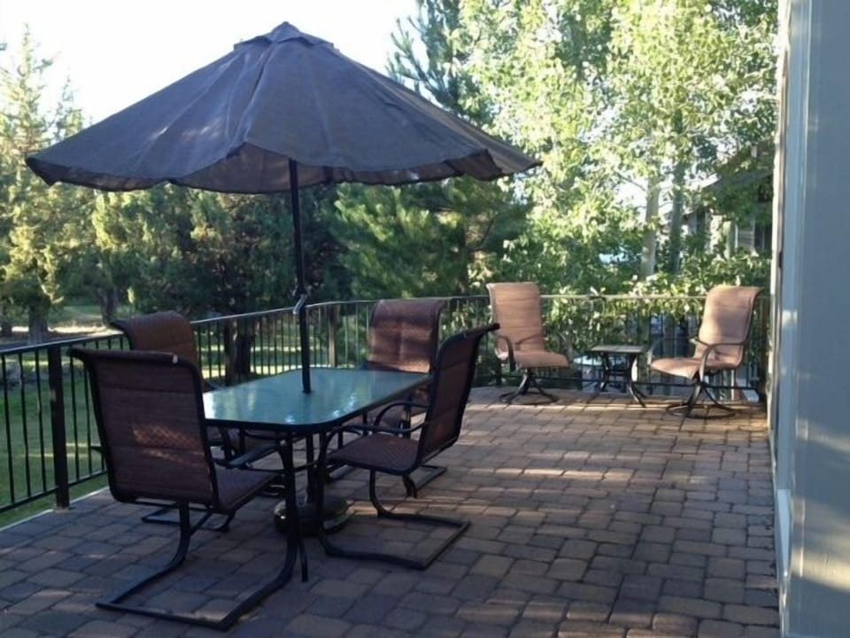 Large Patio - dining table, extra chairs