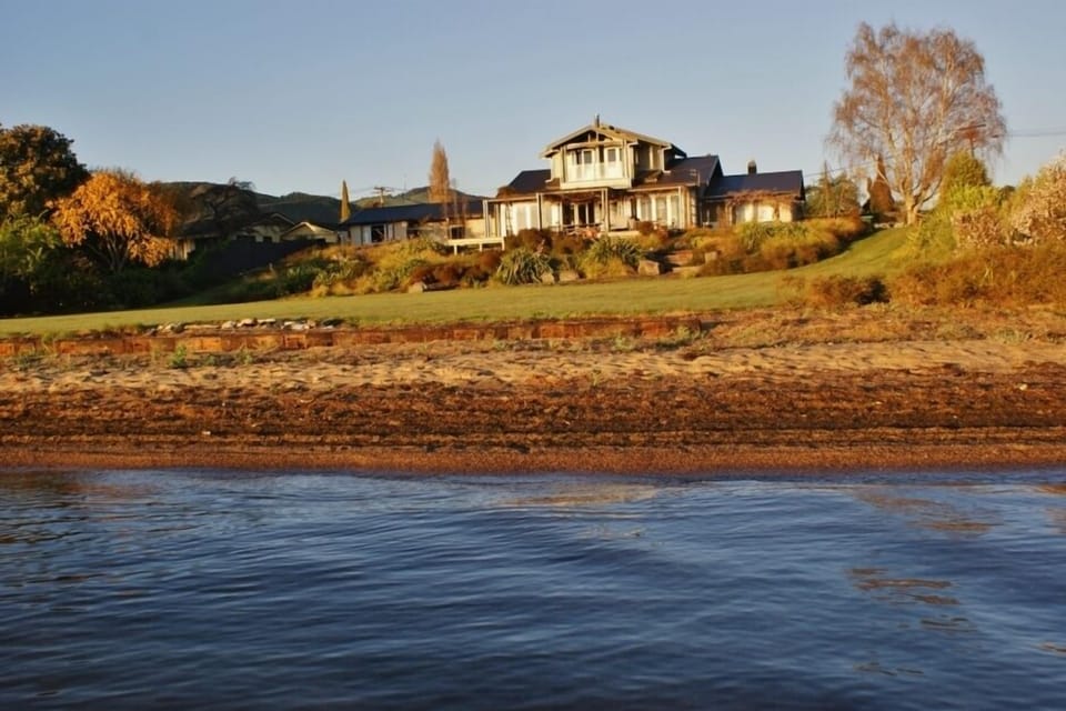 Genuine lounge to lake living