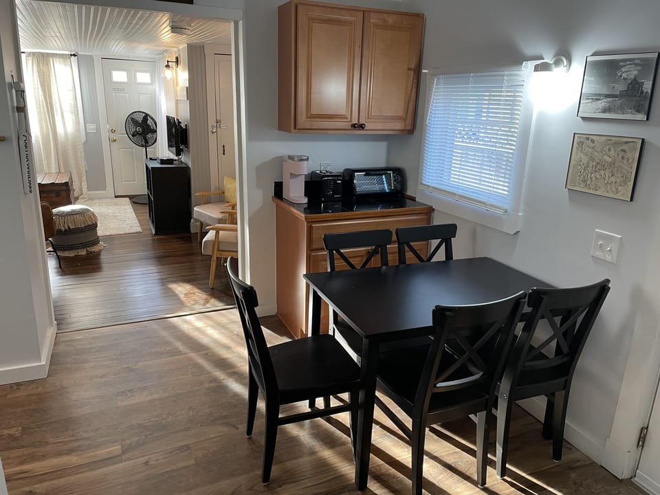 Kitchen eating area