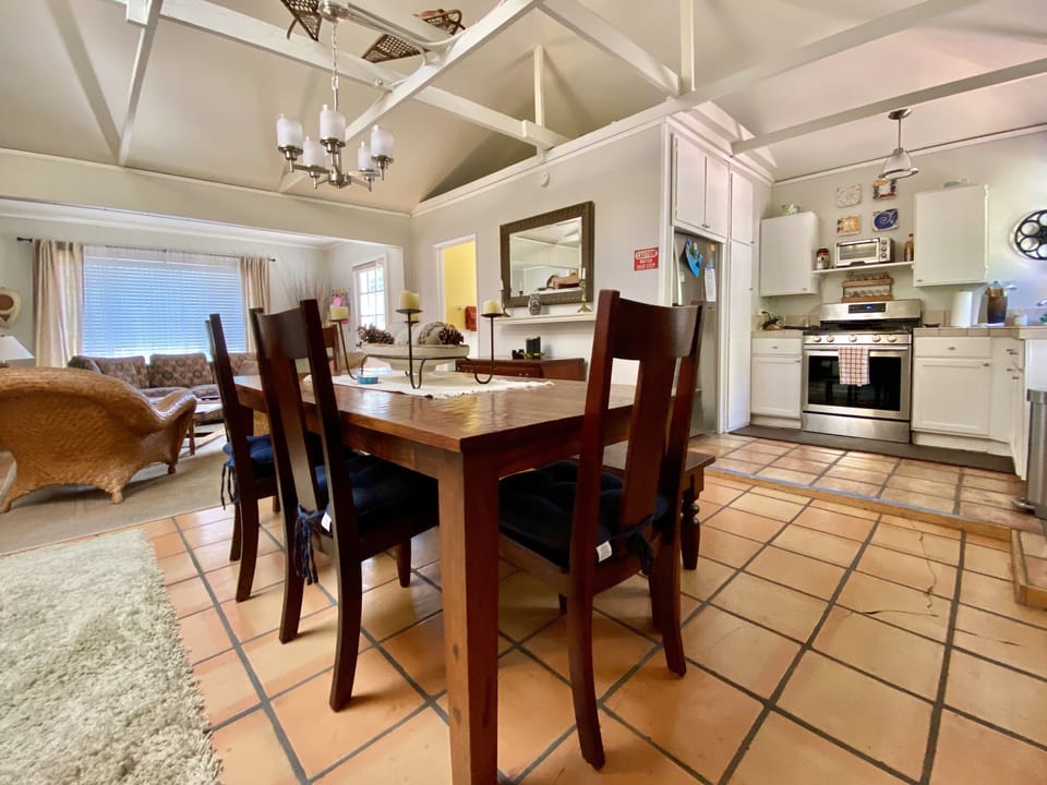 large table for dining or work
