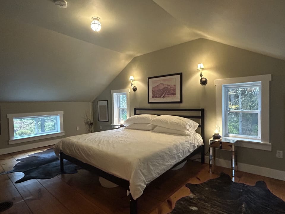 Main bedrom w King bed 