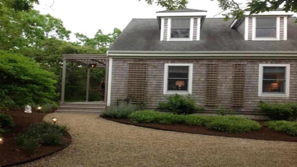 Cottage with circular driveway 
