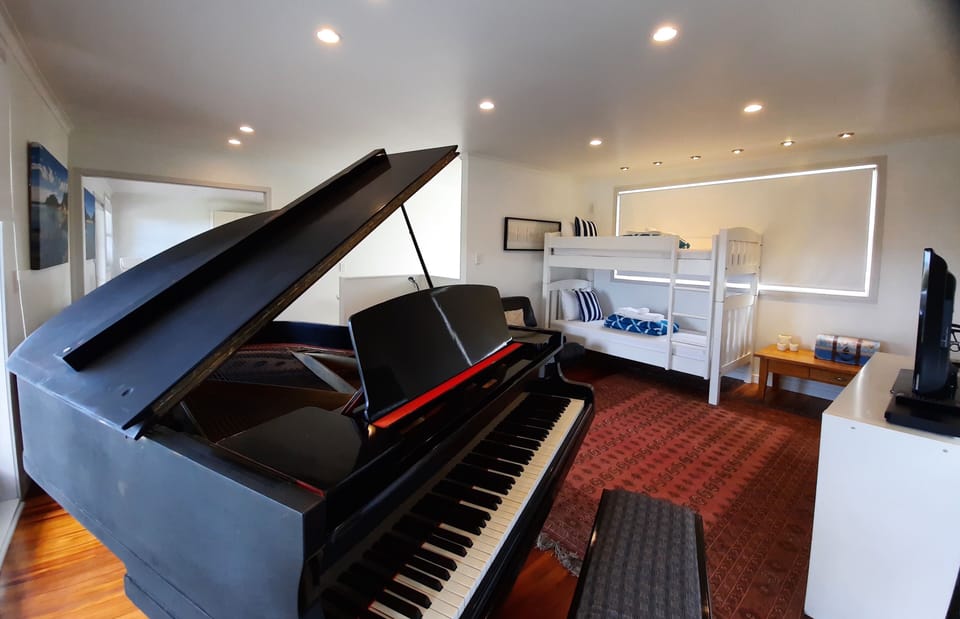 Second Lounge with piano, bunk bed, TV and PS3