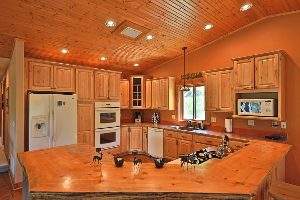 Fully equipped kitchen with double oven, natural gas cooktop and spices
