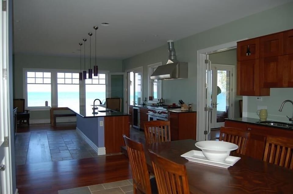 Sprawling, state-of-the-art kitchen & dining room