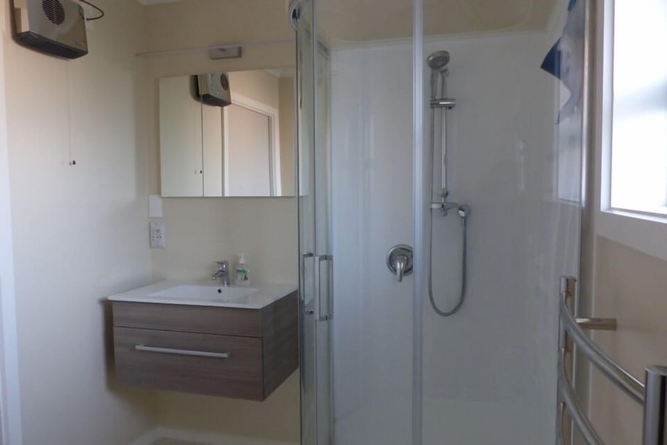 Shower/Bathroom