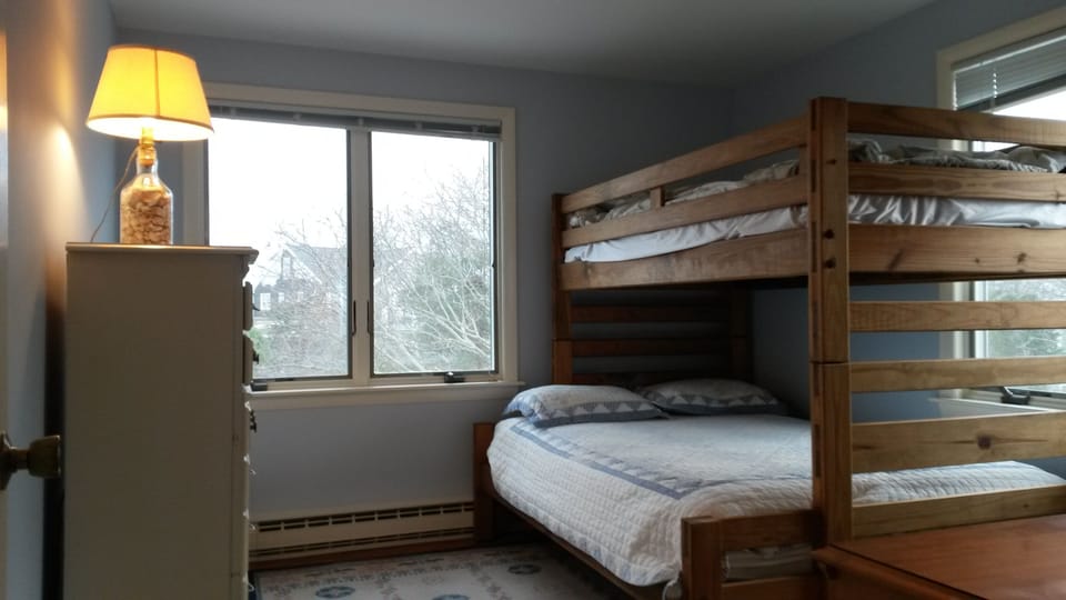 2nd upstairs bedroom. bunk beds, full on bottom