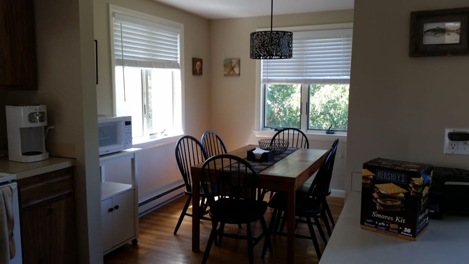 dining area comfortably seats 8. table has leaves..