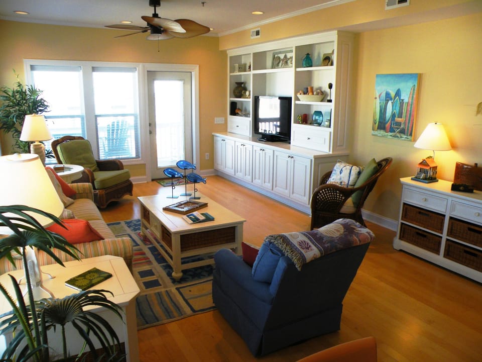 Warm Tropical Colors With Lots Of Seating