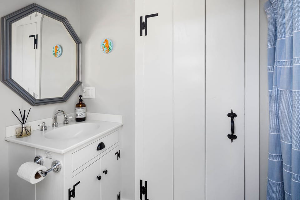 2nd Floor Full Bathroom
