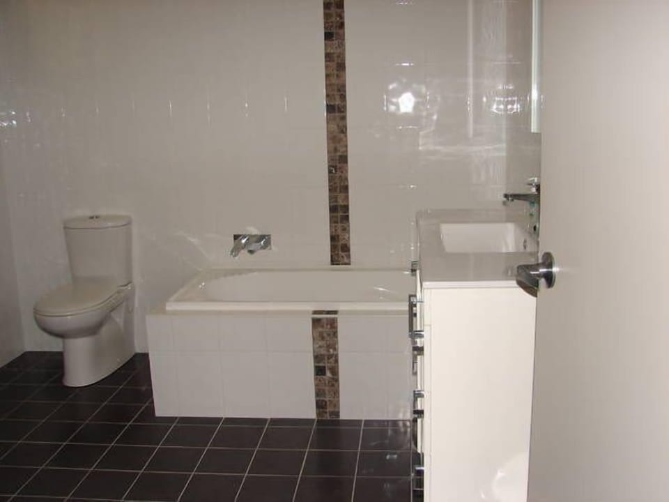 Full bathroom upstairs, plenty of room to bath the littles after a beach day. 