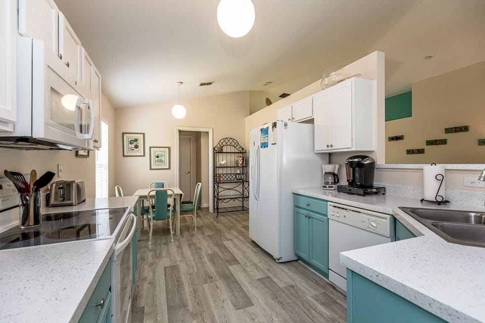 Kitchen with eat-in nook, completely furnished with every detail + Keuring Kcups