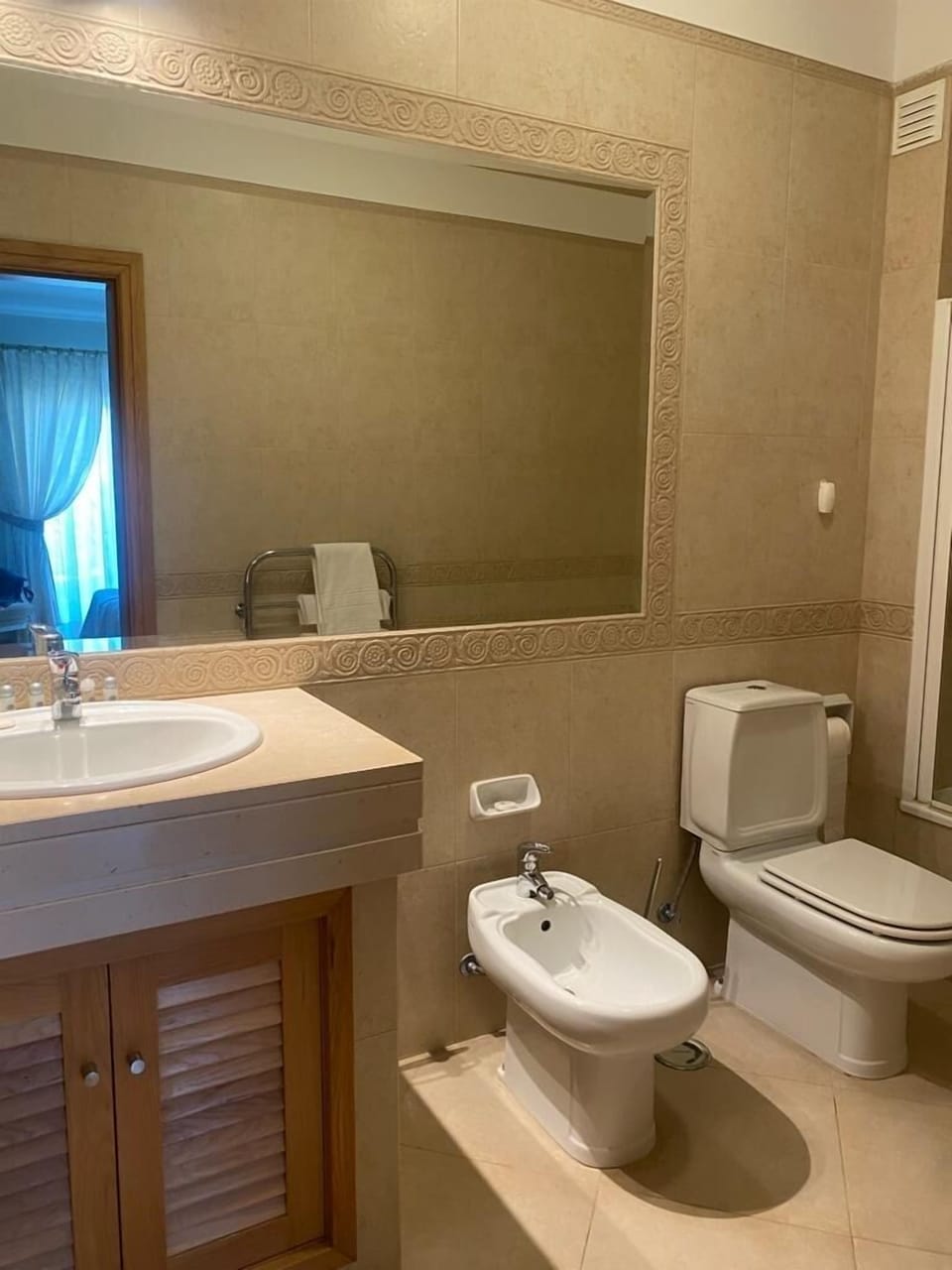 En-suite bathroom off bedroom 1
