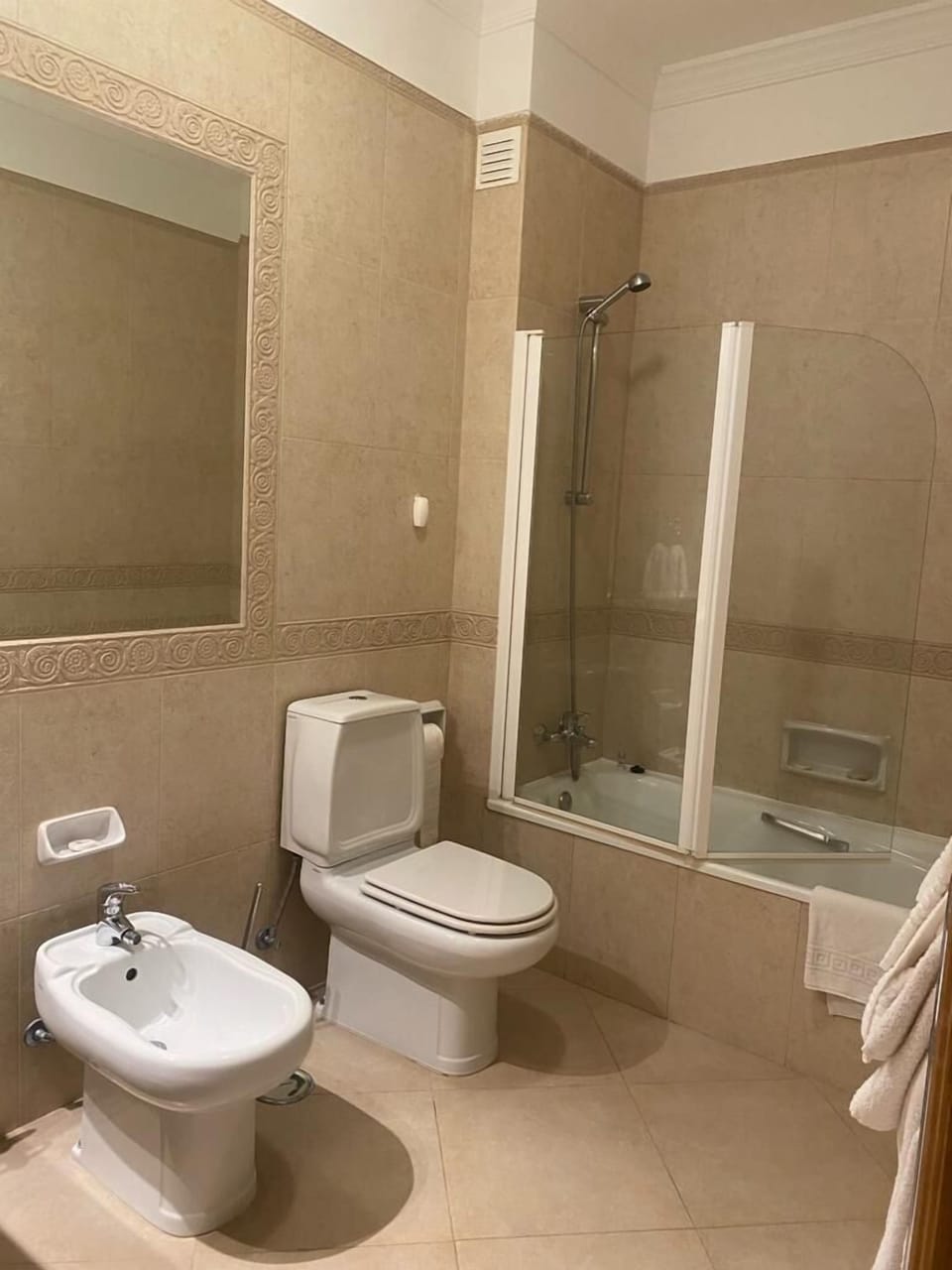 En-suite bathroom off bedroom 1