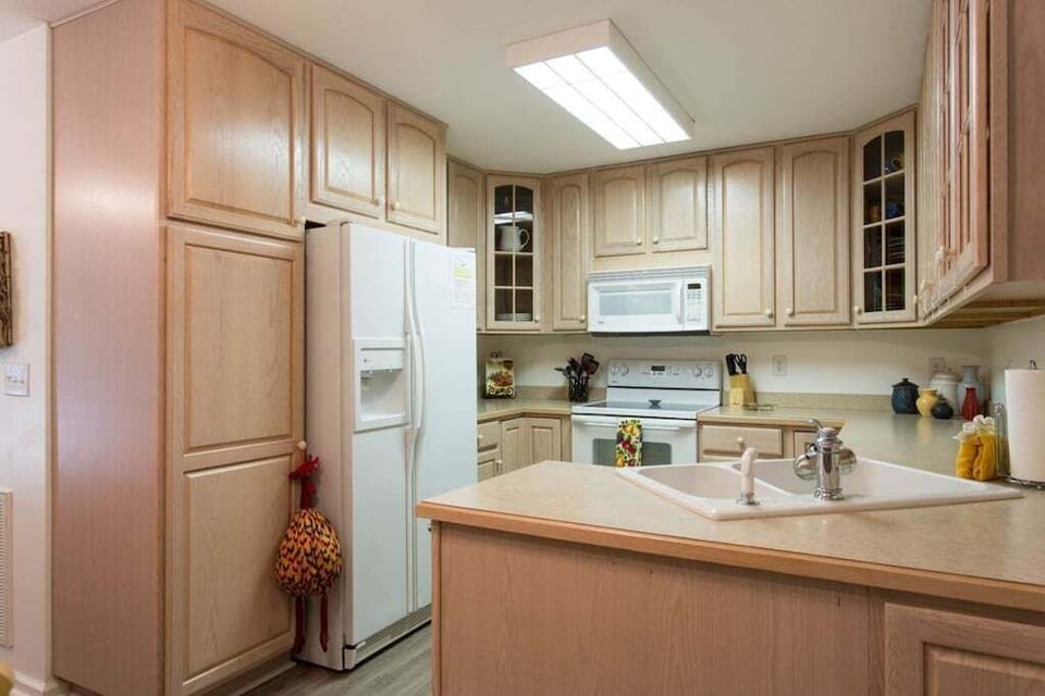 In the kitchen you will find a side-by-side refrigerator with an in-door water/ice dispenser.