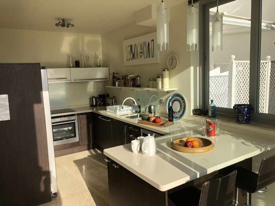 Fully equipped kitchen, hob, oven, microwave, fridge & freezer.