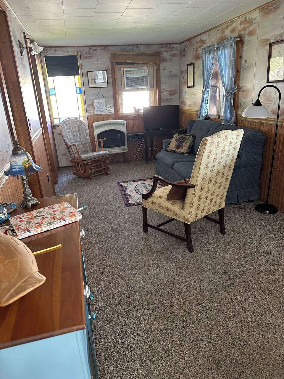 Living Room. Smart TV with cable included. 