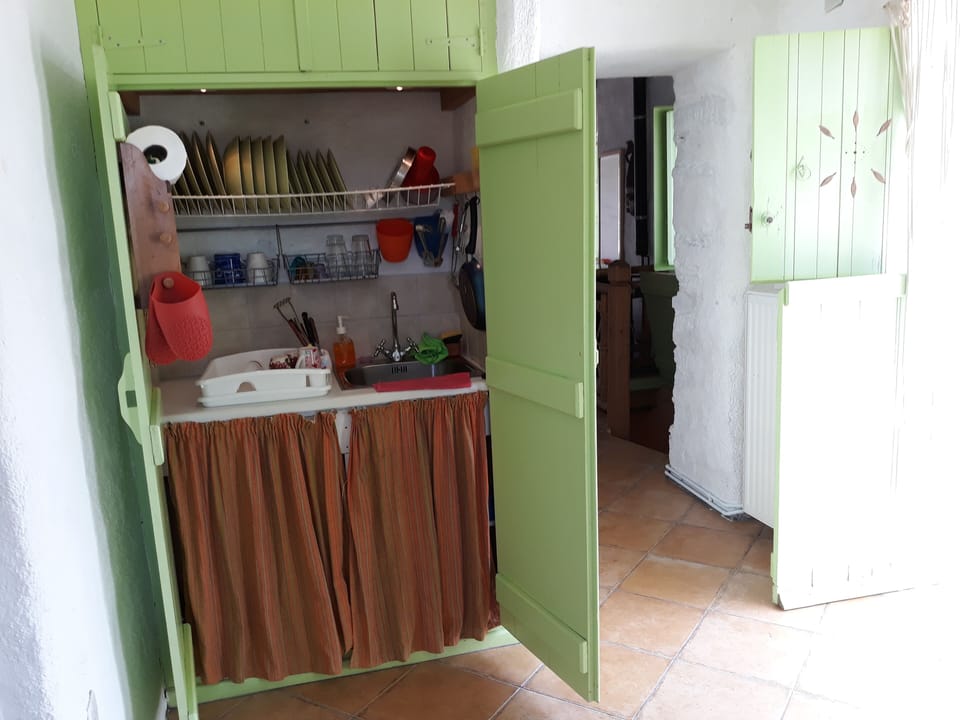 The dove house kitchenette.