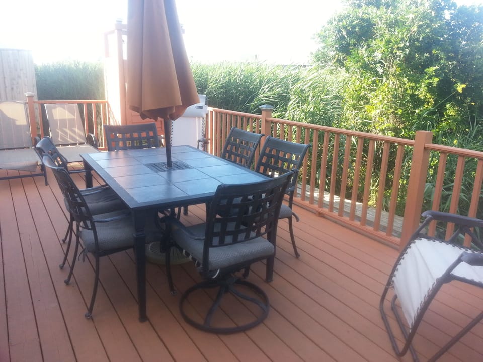 Deck. Barbecue out of sight