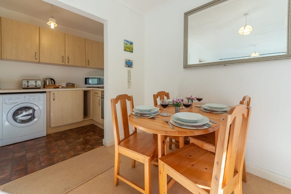 12 Westward Flats, Polzeath. First floor: Open-plan dining area