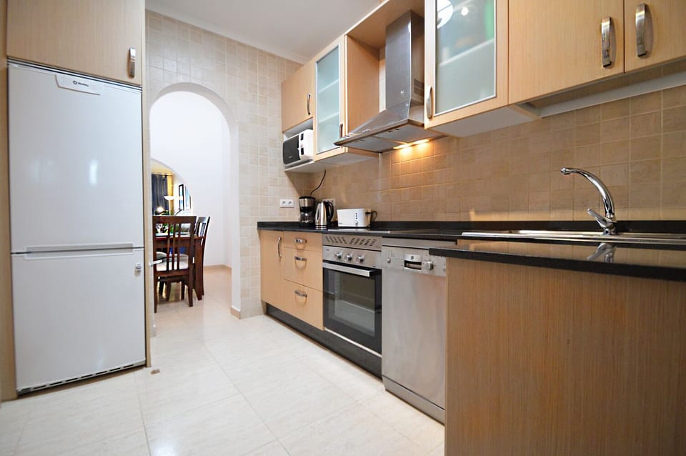 Modern American style kitchen with all the appliances needed for self-catering.